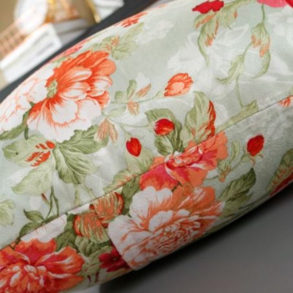 Pretty floral throw pillow - Picture 3 of 3